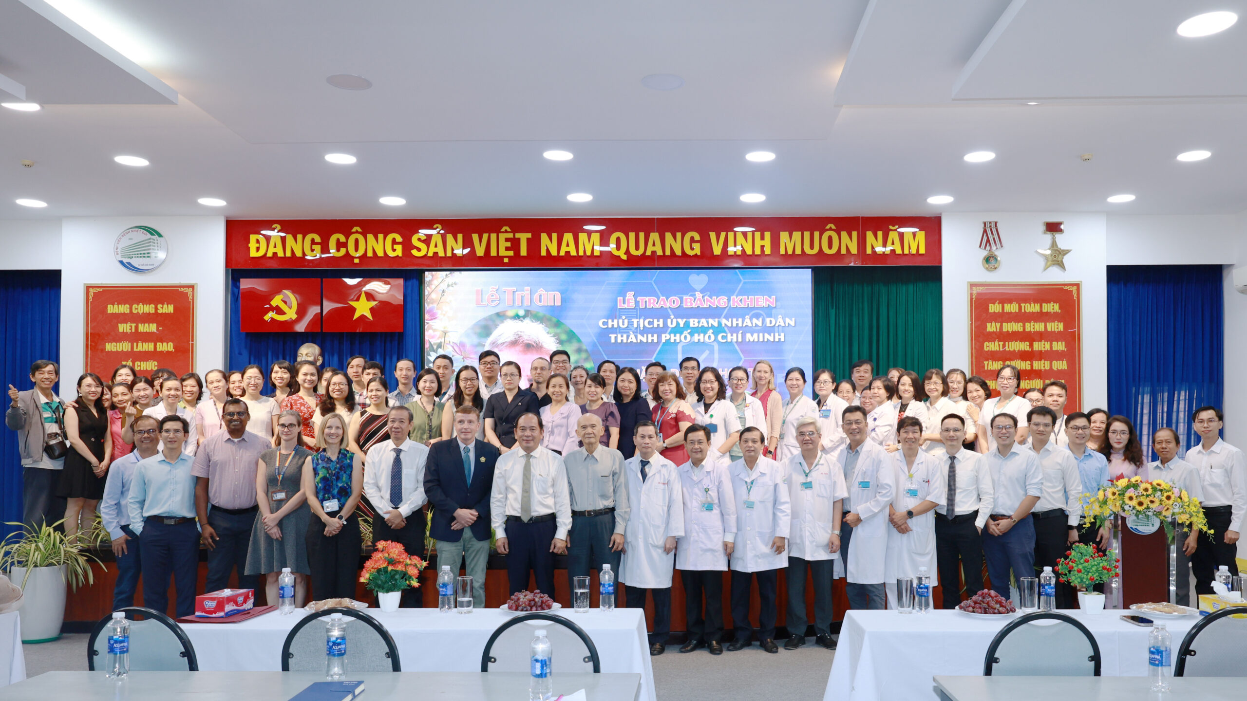 Professor Guy Thwaites, Director of OUCRU, honoured for contributions to Vietnam’s healthcare sector